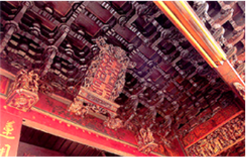 法蓮寺的廟額及三川殿步口的平頂天花